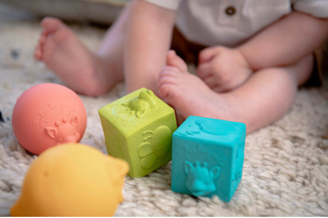 Sophie La Giraffe So’Pure Balls & Cubes set